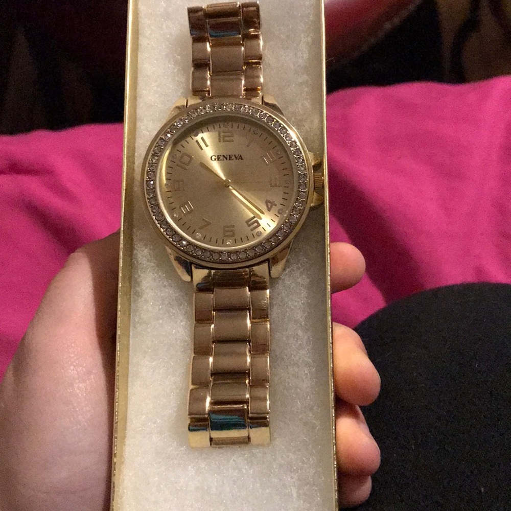 I’m selling a gold Geneva Watch brand new